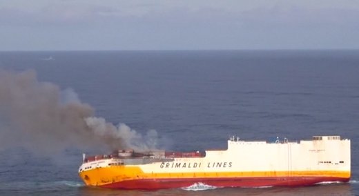 فیلم | کشتی حامل ۲۰۰۰ خودروی گران‌قیمت آتش‌گرفت و غرق شد