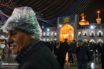 بارش باران در آخرین شب سال ۹۷ در حرم رضوی