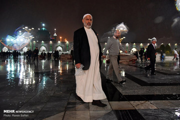 بارش باران در آخرین شب سال ۹۷ در حرم رضوی