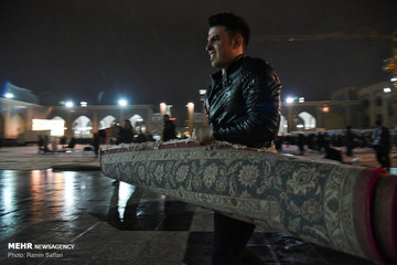 بارش باران در آخرین شب سال ۹۷ در حرم رضوی