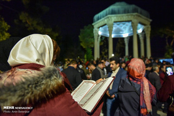 تحویل سال ۱۳۹۸ هجری شمسی در حافظیه شیراز