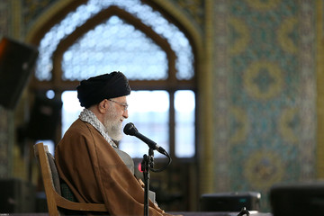 رهبر انقلاب: روشنفکر درست آن کسی است که در جامعه‌ جاهلی، آگاهی‌های لازم را به مردم می‌دهد