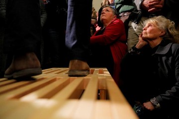 گوش دادن حضار به سخنان بتو اورورک، نماینده سابق مجلس تگزاس و نامزد انتخابات مقدماتی حزب دموکرات در کالج Keene State در شهر کین ایالت نیوهمپشایر آمریکا