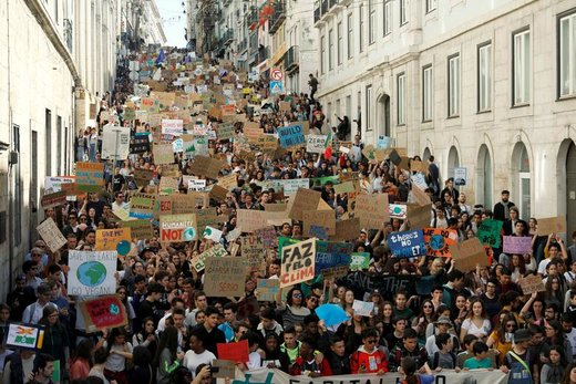 تظاهرات دانش‌آموزان در اعتراض به تغییرات آب و هوایی در شهر لیسبون پرتغال