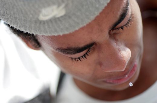 یک دانش‌آموز در مراسم یادبود قربانیان تیراندازی در مدرسه Raul Brasil در شهر سوزانوی برزیل گریه می کند