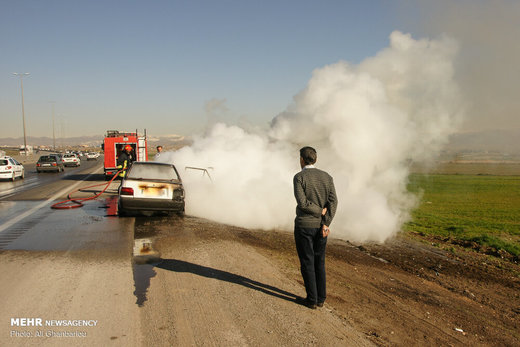 آتش سوزی یک دستگاه پراید در اتوبان قزوین-زنجان