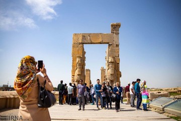 بازدید مسافران نوروزی از تخت جمشید