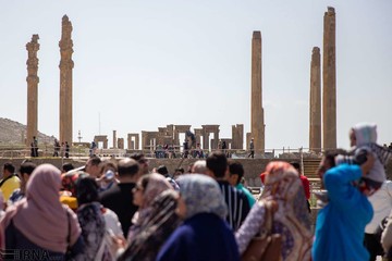 بازدید مسافران نوروزی از تخت جمشید