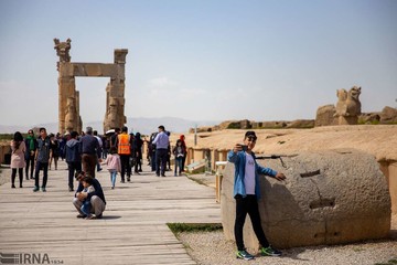 بازدید مسافران نوروزی از تخت جمشید