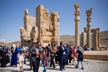 بازدید مسافران نوروزی از تخت جمشید