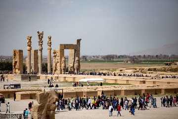 بازدید مسافران نوروزی از تخت جمشید