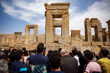 بنای تاریخی تخت جمشید شهربازی شد