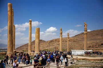 بازدید مسافران نوروزی از تخت جمشید