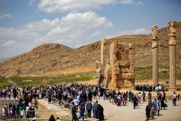 بازدید مسافران نوروزی از تخت جمشید