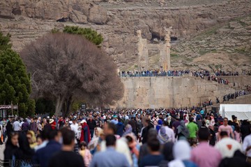 بازدید مسافران نوروزی از تخت جمشید