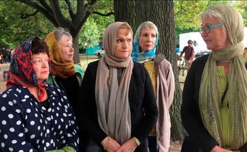 مردم محلی هم برای احترام به مسلمانان با حجاب در مراسم تشییع و خاکسپاری حاضر شدند