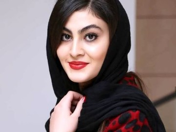 عکس | بازیگر «بانوی عمارت» روی سقف ماشین در بیابان