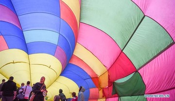 تصاویر | پرواز بالن‌های رنگین در آسمان نیوزیلند