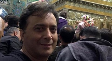 عکس | مجید اخشابی در کنار ضریح امام رضا (ع)