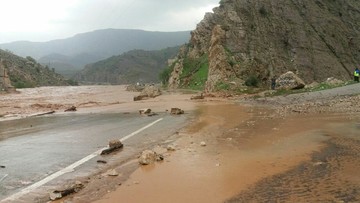 جاده ترانزیتی پلدختر به خرم آباد در محدوده روستای جلگه خلج در زیر طغیان رودخانه کشکان