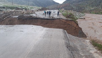 حادثه در معمولان، جاده سراسری خرم‌آباد به خوزستان در محور دول‌گپ، بخش معمولان، در اثر سیل قطع شد