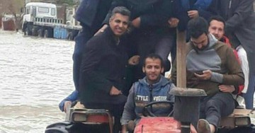 عکس | حضور عادل فردوسی‌پور در مناطق سیل‌زده گلستان