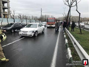 تصادف خودروی سواری با خودرو و گاردریل بزرگراه ستاری