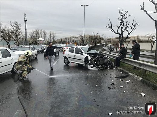 تصادف خودروی سواری با خودرو و گاردریل بزرگراه ستاری