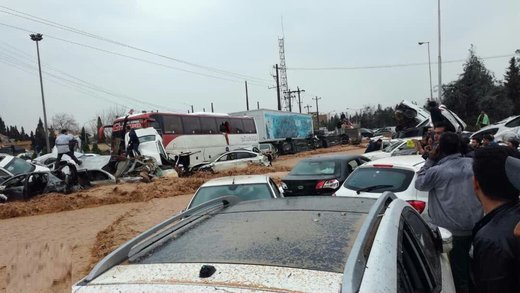 روی هم انباشته شدن خودروها در سیل شیراز