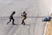 فیلم | کتک‌کاری وسط مسابقه موتورسواری!