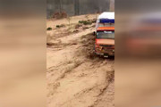 فیلم | زوایایی باورنکردنی از سیل ۶ فروردین شیراز؛ وقتی کامیون هم حریف جریان آب نشد!