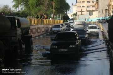 بی‌توجهی شهروندان و مسافران نوروزی به خطر سیلاب در اهواز