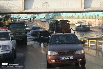 بی‌توجهی شهروندان و مسافران نوروزی به خطر سیلاب در اهواز