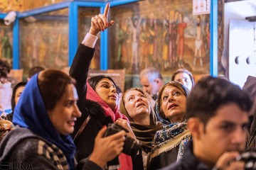بازدید مسافران نوروزی از کلیسای وانک