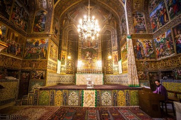 بازدید مسافران نوروزی از کلیسای وانک