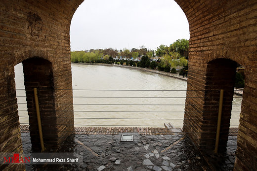 تخلیه مسافران از حاشیه رودخانه زاینده‌رود اصفهان