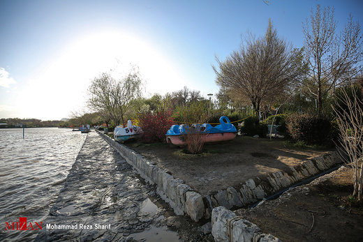 تخلیه مسافران از حاشیه رودخانه زاینده‌رود اصفهان