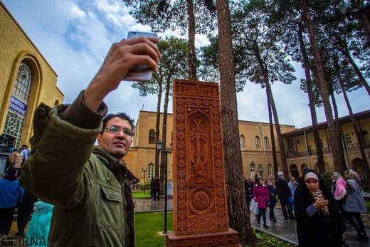 بازدید مسافران نوروزی از کلیسای وانک