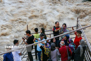 تصاویر | مسافران نوروزی در کنار آبشار خروشان شوشتر