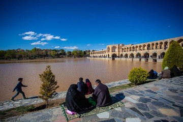 مسافران نوروزی در پل خواجو اصفهان