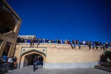 مسافران نوروزی در پل خواجو اصفهان