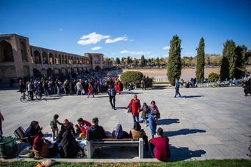 مسافران نوروزی در پل خواجو اصفهان