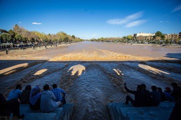 مسافران نوروزی در پل خواجو اصفهان