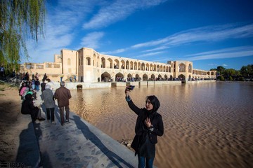 مسافران نوروزی در پل خواجو اصفهان