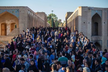 مسافران نوروزی در پل خواجو اصفهان