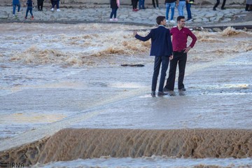 مسافران نوروزی در پل خواجو اصفهان