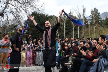 گردشگران نوروزی در طاق بستان