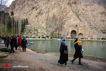 گردشگران نوروزی در طاق بستان