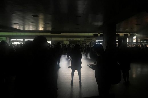 مسافران به هنگام خاموشی فرودگاه بین‌المللی سیمون بولیوار در شهر کاراکاس ونزوئلا