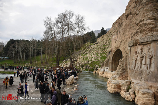 گردشگران نوروزی در طاق بستان